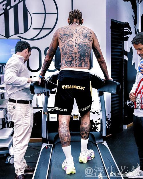 内马尔晒踢野球视频，身披76人艾弗森球衣亮相